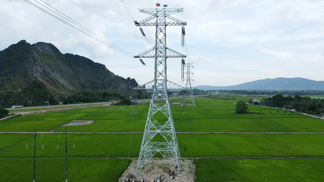 Đường dây 500kV mạch 3. (Ảnh: Việt Hoàng/TTXVN) ttxvn_duong day 500kV_5.jpg
