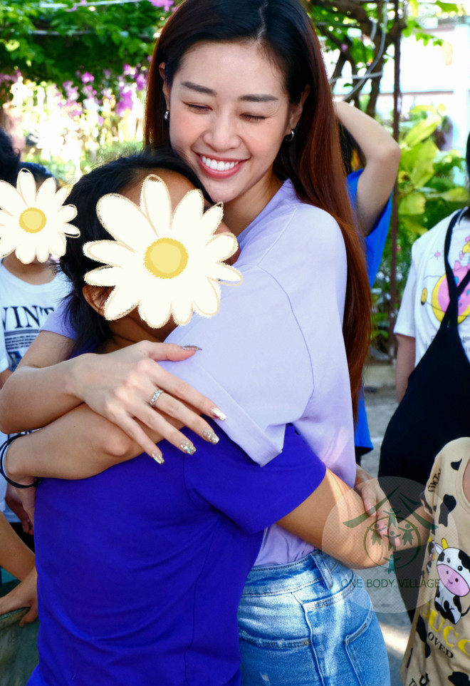 Hoa hậu Khánh Vân mang niềm vui đến với các em gái thiệt thòi ảnh 1