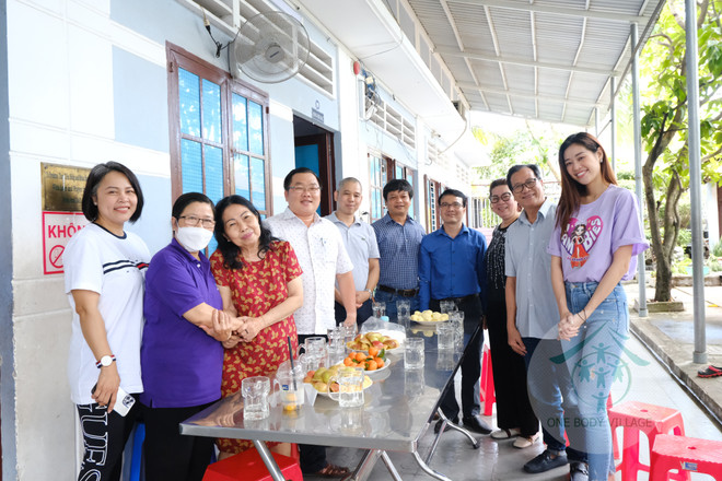 Hoa hậu Khánh Vân mang niềm vui đến với các em gái thiệt thòi ảnh 4