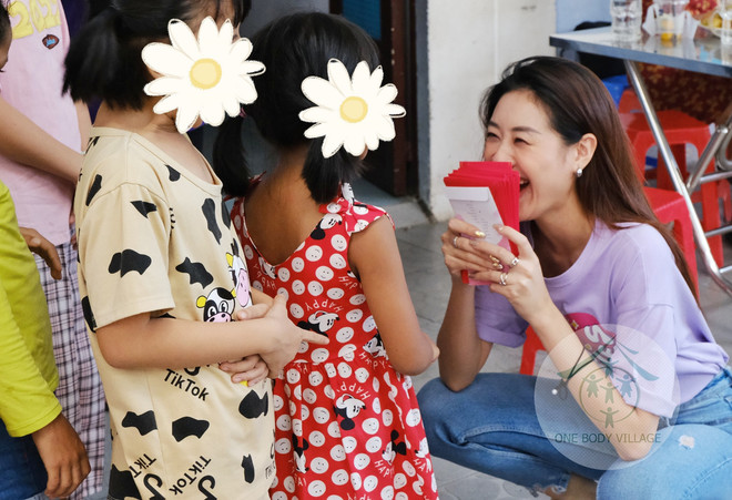 Hoa hậu Khánh Vân mang niềm vui đến với các em gái thiệt thòi ảnh 2