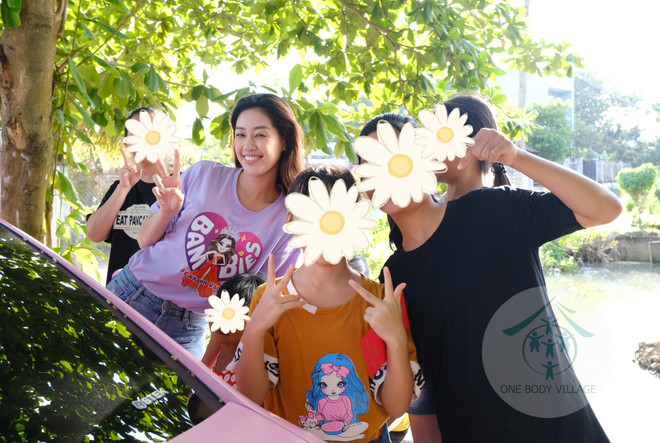 Hoa hậu Khánh Vân mang niềm vui đến với các em gái thiệt thòi ảnh 8