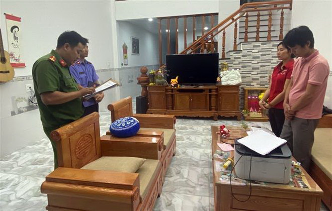 Cơ quan điều tra công bố quyết định khởi tố bị can Tạ Duy Phước. (Ảnh: TTXVN phát) Lâm Đồng: Nhiều cán bộ bị khởi tố vì sai phạm liên quan đến đất đai ảnh 1