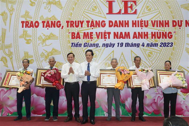 Lãnh đạo tỉnh Tiền Giang trao tặng danh hiệu cao quý Bà mẹ Việt Nam Anh hùng cho đại diện gia đình các mẹ. (Ảnh: Minh Trí/TTXVN) Trao tặng, truy tặng danh hiệu cao quý Bà mẹ Việt Nam anh hùng ảnh 1