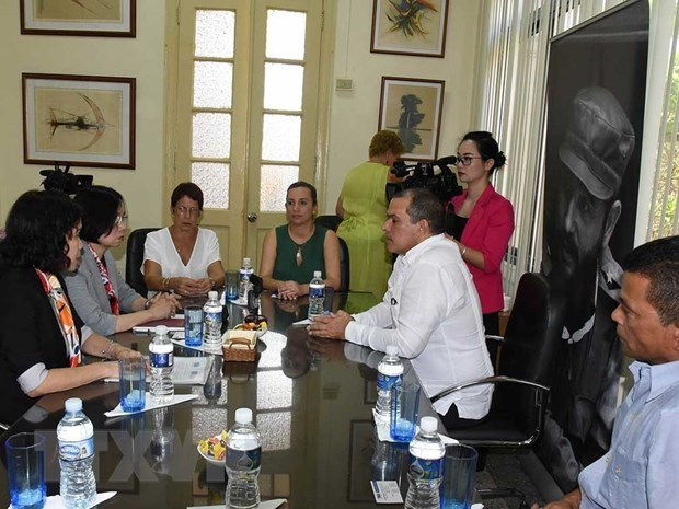 Tổng Giám đốc Thông tấn xã Việt Nam Vũ Việt Trang và Chủ tịch Hãng thông tấn Prensa Latina Luis Enrique González Acosta tiến hành hội đàm. (Ảnh: Mai Phương/TTXVN) Thông tấn xã Việt Nam và Prensa Latina ký thỏa thuận hợp tác mới ảnh 1