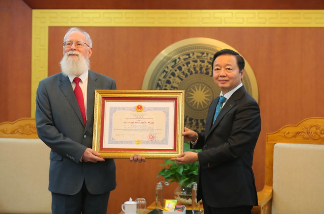 Trao Huy chương Hữu nghị tặng cố vấn chính sách về môi trường ảnh 1