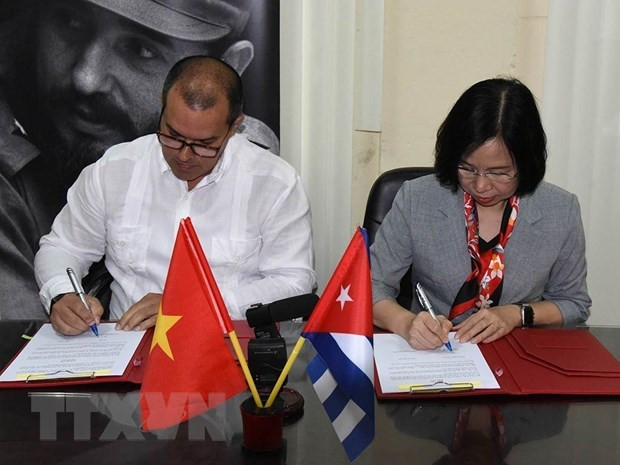 Tổng Giám đốc Thông tấn xã Việt Nam Vũ Việt Trang và Chủ tịch Prensa Latina Luis Enrique González Acosta ký thỏa thuận hợp tác mới. (Ảnh: Mai Phương/TTXVN) Thông tấn xã Việt Nam và Prensa Latina ký thỏa thuận hợp tác mới ảnh 2