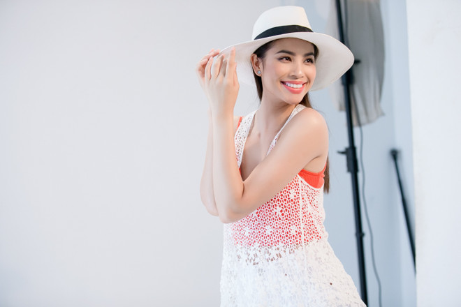 Hoa hậu Phạm Hương sexy trong trang phục bikini đỏ rực ảnh 9