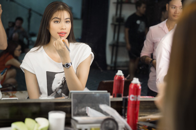 Hoa hậu Phạm Hương sexy trong trang phục bikini đỏ rực ảnh 4