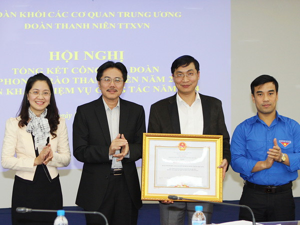 Phó Tổng Giám đốc Thông tấn xã Việt Nam Ngô Hà Thái trao Bằng khen của Thủ tướng Chính phủ cho Đoàn TNCS Hồ Chí Minh Thông tấn xã Việt Nam. (Ảnh: Dương Giang/TTXVN) Tuổi trẻ TTXVN phát huy tinh thần xung kích, sáng tạo ảnh 1