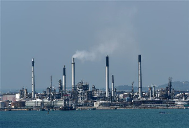 Giá dầu châu Á giảm trong phiên đầu tuần do lo ngại tình trạng dư cung ảnh 1