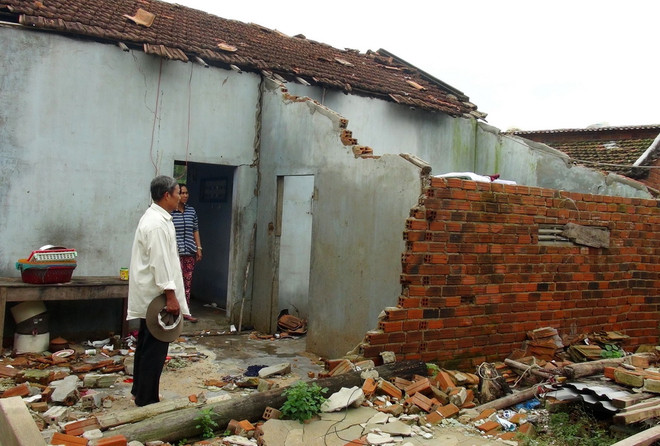 Nhà bị hư hỏng nặng do bão khiến nhiều hộ tái nghèo. (Ảnh: Nguyên Lý/TTXVN) EU viện trợ 200.000 euro giúp các nạn nhân bão Damrey tại Việt Nam ảnh 1