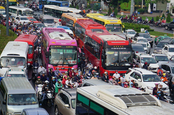 Ùn tắc trên một tuyến đường thuộc quận Thủ Đức. (Ảnh: Mạnh Linh/TTXVN) Giảm ùn tắc ở TP.HCM: Điểm sáng trong điều kiện hạn chế nguồn lực ảnh 1