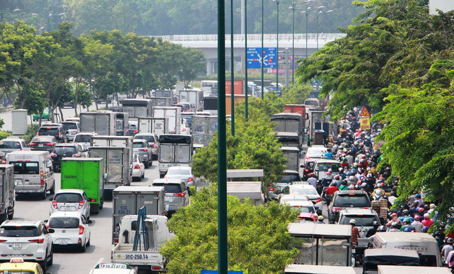 Nhiều phương tiện nối đuôi nhau xếp hàng dài trên đường Phạm Văn Đồng, hướng vào sân bay Tân Sơn Nhất. (Ảnh: Tiến Lực/TTXVN) Giảm ùn tắc ở TP.HCM: Điểm sáng trong điều kiện hạn chế nguồn lực ảnh 2