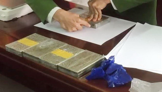 Tang vật 5 bánh heroin, 1.000 viên ma túy tổng hợp. (Ảnh: TTXVN) Nghệ An: Thu giữ 5 bánh heroin và 1.000 viên ma túy tổng hợp ảnh 1