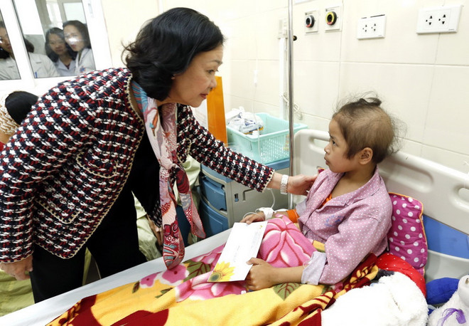 Trưởng Ban Dân vận TW tặng quà các bệnh nhân ung thư tại Bệnh viện K ảnh 1