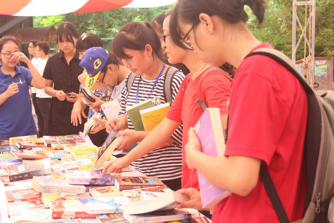 [Photo] Ngày hội sách "Đi và đọc" thu hút độc giả trẻ Hà Nội ảnh 2