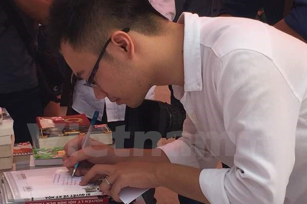 [Photo] Ngày hội sách "Đi và đọc" thu hút độc giả trẻ Hà Nội ảnh 7