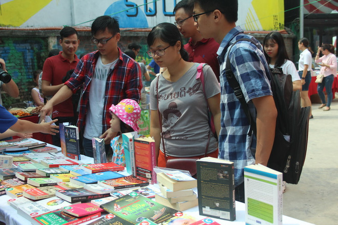 [Photo] Ngày hội sách "Đi và đọc" thu hút độc giả trẻ Hà Nội ảnh 1