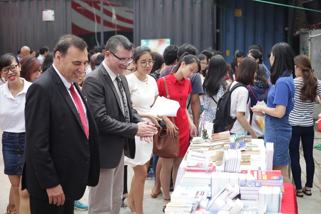 [Photo] Ngày hội sách "Đi và đọc" thu hút độc giả trẻ Hà Nội ảnh 4