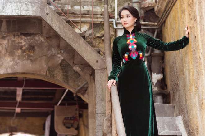 Hoa hậu Sương Đặng kiêu sa trong bộ sưu tập áo dài cung đình ảnh 1