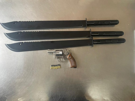 Công an Thành phố Hồ Chí Minh phát hiện kho vũ khí, 'hàng nóng' ảnh 1