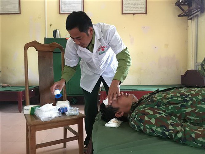 Ứng cứu thành công 8 thủy thủ tàu Đức Minh gặp nạn trên biển ảnh 1