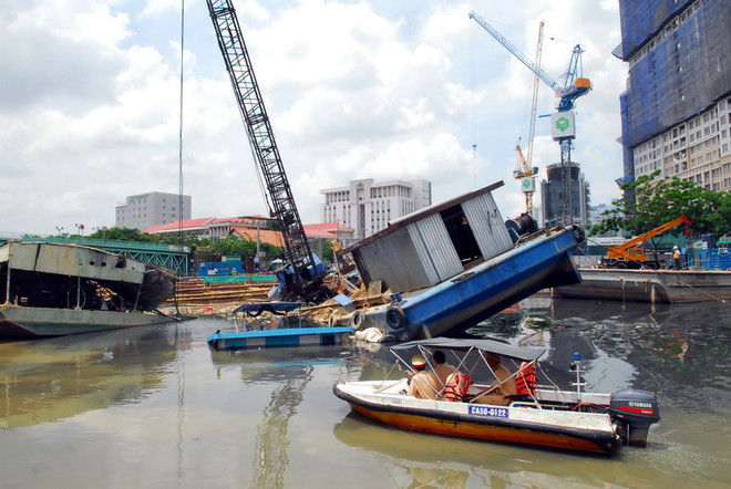 Chìm ghe chở đất khi đang thi công dự án chống ngập ở TP Hồ Chí Minh ảnh 1