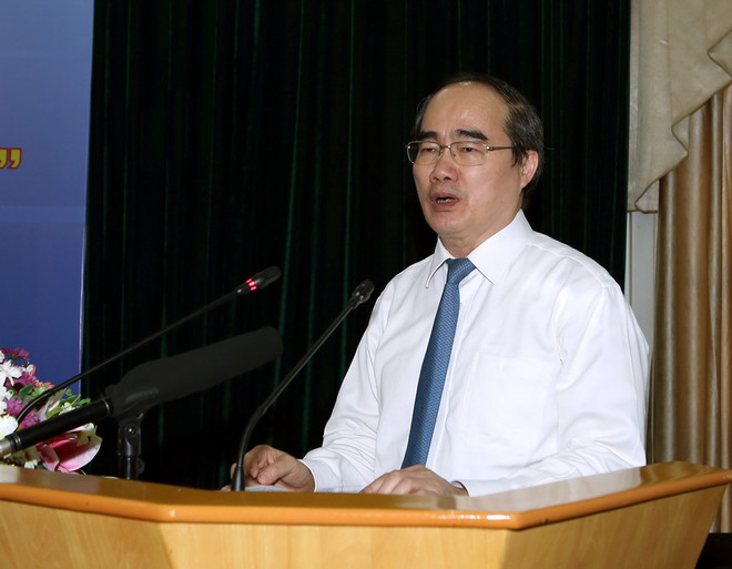 Ông Nguyễn Thiện Nhân, Ủy viên Bộ Chính trị, Chủ tịch Ủyban Trung ương Mặt trận Tổ quốc Việt Nam, Bí thư Thành ủy Thành phố Hồ Chí Minh dự và phát biểu chúc mừng các nhà báo. (Ảnh: Nguyễn Dân/TTXVN) Phát động Giải báo chí "Vì sự nghiệp Đại đoàn kết toàn dân tộc" ảnh 1