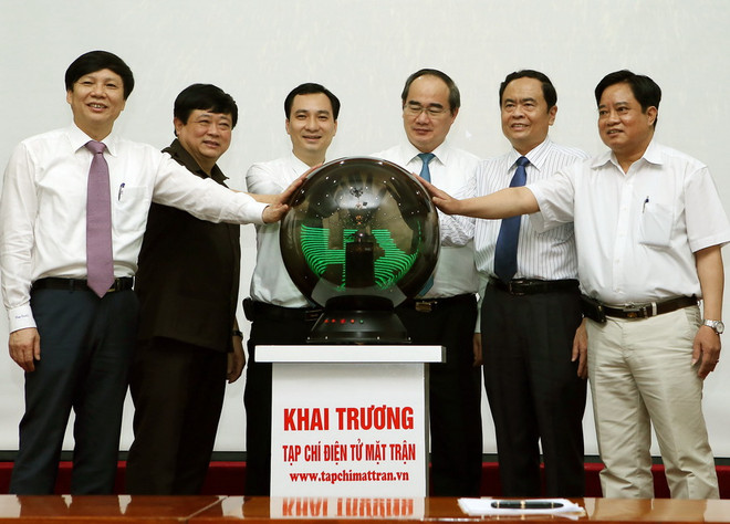 Ông Nguyễn Thiện Nhân cùng đại diện Hội Nhà báo Việt Nam, Đài Tiếng nói Việt Nam và Ban Tuyên giáo Mặt trận ấn nút khai trương Tạp chí điện tử Mặt trận. (Ảnh: Nguyễn Dân/TTXVN) Phát động Giải báo chí "Vì sự nghiệp Đại đoàn kết toàn dân tộc" ảnh 2