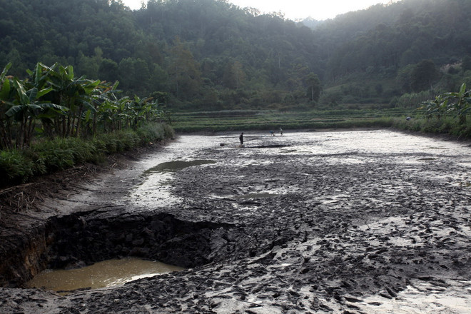 Bắc Kạn: Xuất hiện nhiều hố sụt lún "nuốt chửng" cả một ao cá ảnh 1