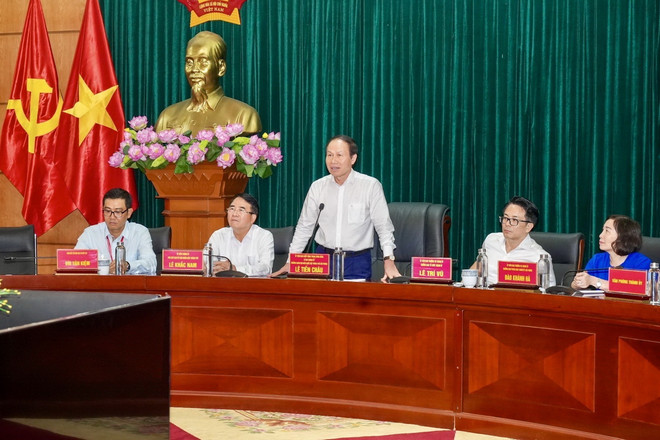 Bí thư Thành ủy Hải Phòng Lê Tiến Châu chúc mừng các học sinh, giáo viên đạt thành tích cao trong kỳ thi Olympic khu vực và quốc tế. (Ảnh: Minh Huệ/TTXVN) ttxvn_bi thu hai phong.jpg