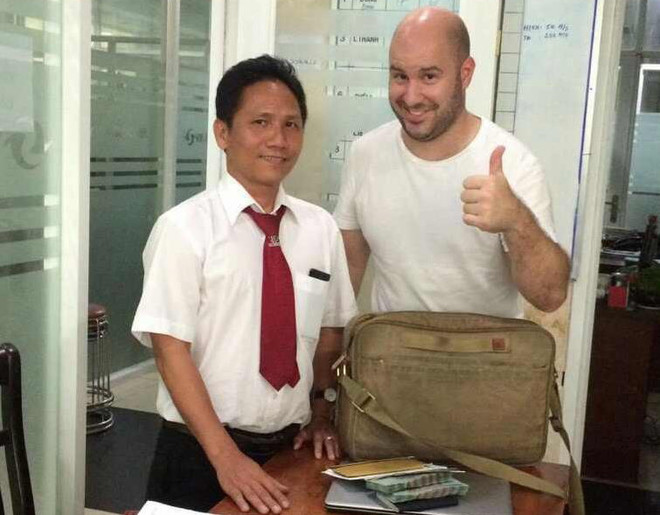 Tài xế taxi trả lại hơn 100 triệu đồng cho khách hàng để quên ảnh 1