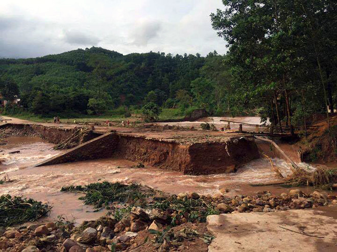 Quảng Ninh: Mưa lớn gây ngập, hai học sinh bị tụt xuống cống ảnh 1
