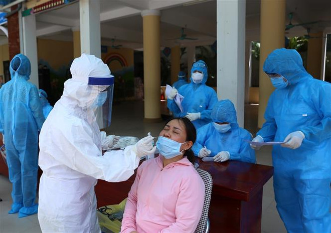 Lấy mẫu xét nghiệm cho người dân trên địa bàn Trại Găng, quận Hai Bà Trưng, Hà Nội. (Ảnh: Hoàng Hiếu/TTXVN) Thêm 2.570 ca mắc COVID-19, cả ngày Việt Nam ghi nhận 5.357 ca ảnh 1