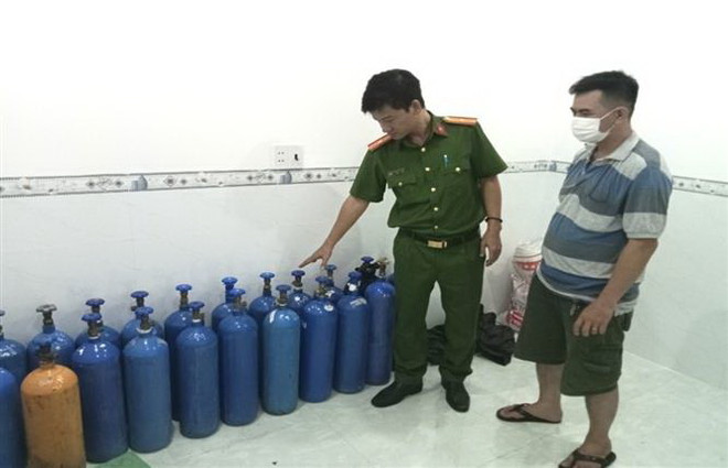 Đồng Nai: Phát hiện cơ sở mua bán khí cười, thuốc lá điện tử ảnh 1