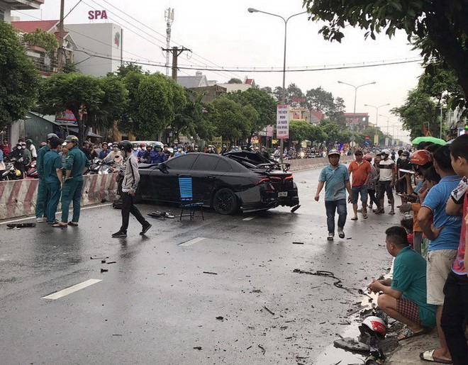 Bình Dương: Ôtô mất lái đâm hàng loạt phương tiện, 3 người bị thương ảnh 1