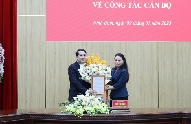 Bà Nguyễn Thị Thu Hà, Ủy viên Trung ương Đảng, Bí thư Tỉnh ủy Ninh Bình, trao quyết định cho ông Mai Văn Tuất, tân Phó Bí thư Tỉnh ủy Ninh Bình. (Ảnh: Đức Phương/TTXVN) Chuẩn y ông Mai Văn Tuất giữ chức Phó Bí thư Tỉnh ủy Ninh Bình ảnh 1