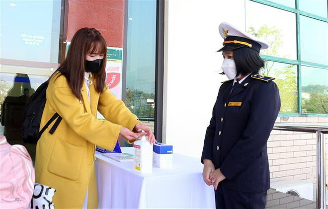 Thủ tướng: Tăng cường phòng, chống COVID-19 dịp Tết và mùa lễ hội 2023 ảnh 1