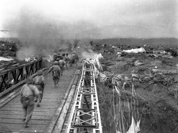 Trao giải tranh cổ động về Chiến thắng Điện Biên Phủ ảnh 1