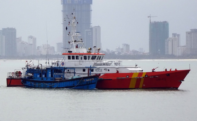 Vượt sóng dữ trong đêm, đưa 11 thuyền viên gặp nạn về bờ an toàn ảnh 1