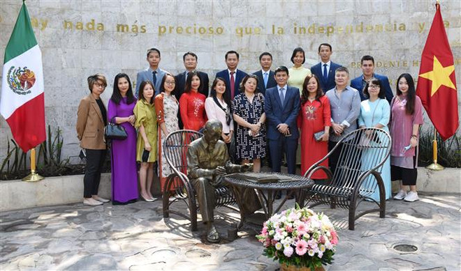 Dâng hoa tưởng nhớ Chủ tịch Hồ Chí Minh tại Algeria và Mexico ảnh 2