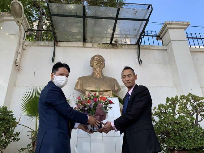 Dâng hoa tưởng nhớ Chủ tịch Hồ Chí Minh tại Algeria và Mexico ảnh 1