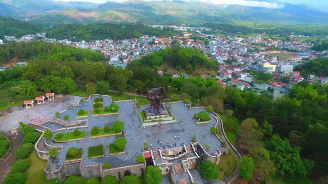 Tượng đài Chiến thắng Điện Biên. (Ảnh: Tuấn Anh/TTXVN) Kỷ niệm 65 chiến thắng Điện Biên Phủ: Đổi thay trên vùng đất Him Lam ảnh 1