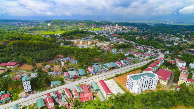 Him Lam là cửa ngõ của thành phố Điện Biên Phủ. (Ảnh: Xuân Tư/TTXVN) Kỷ niệm 65 chiến thắng Điện Biên Phủ: Đổi thay trên vùng đất Him Lam ảnh 3