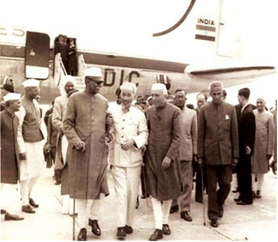 Tổng thống Rajendra Prasad và Thủ tướng J.Nehru đón tiếp Chủ tịch Hồ Chí Minh sang thăm Ấn Độ năm 1958, tại sân bay New Delhi. (Ảnh Tư liệu QĐND) Ra mắt bộ sách 'Hồ Chí Minh với Ấn Độ' bản tiếng Việt và tiếng Anh ảnh 1