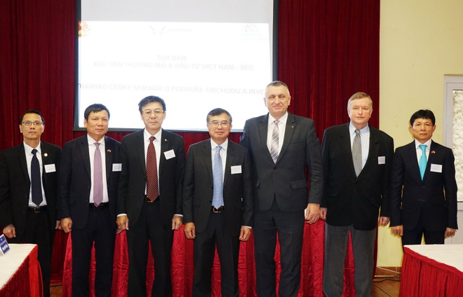 Các đại biểu tham dự tọa đàm. (Ảnh: Hồng Kỳ/Vietnam+) Xúc tiến thương mại thúc đẩy hợp tác kinh tế Việt Nam-Séc ảnh 2