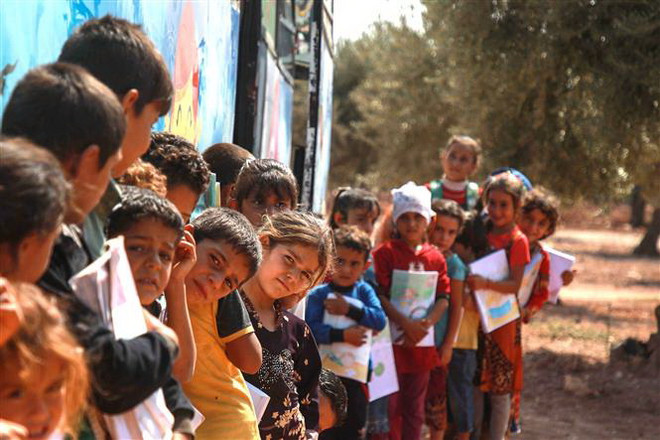 Trẻ em tị nạn tại làng Hazano, Đông Bắc Syria ngày 15/9/2019. (Ảnh: AFP/TTXVN) Tổng thống Syria thông qua ngân sách 9,2 tỷ USD cho năm 2020 ảnh 1