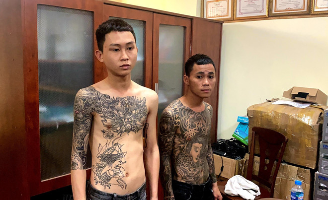 Đối tượng Trí (bên trái) và Quang sáng 28/11/2020 tại Cục Cảnh sát Hình sự (Ảnh: Thành Chung/TTXVN) Điều tra vụ nổ súng AK ngay tại trung tâm thành phố Kon Tum ảnh 1
