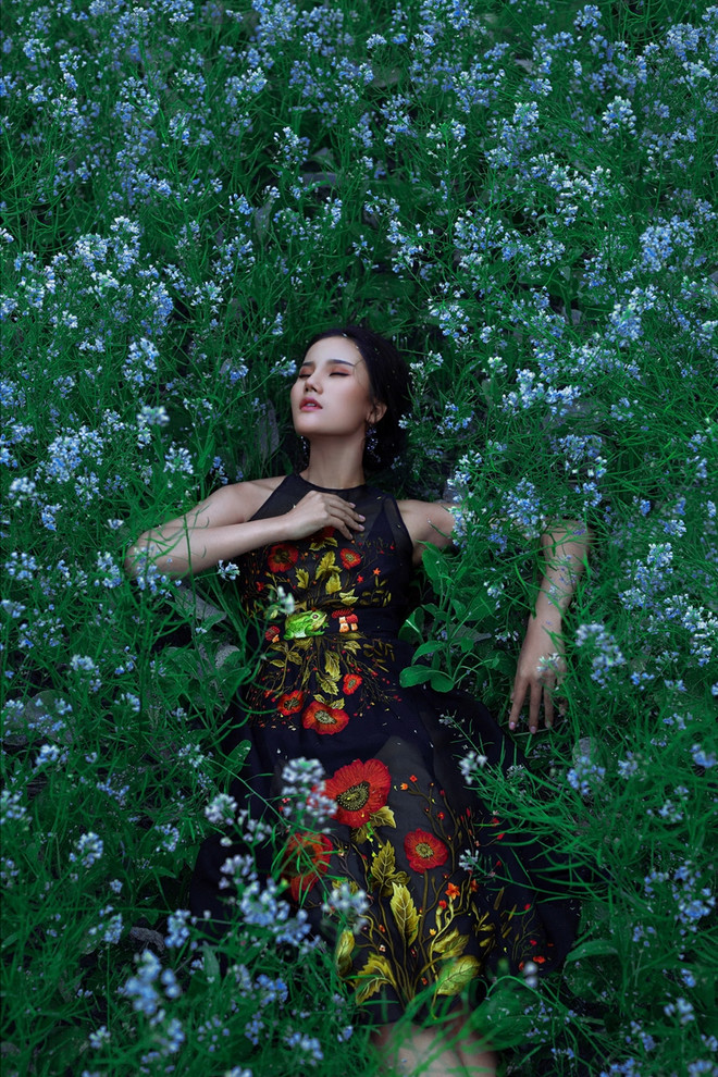 Phái đẹp khoe trọn đường cong nóng bỏng với thiết kế của Trần Hùng ảnh 17