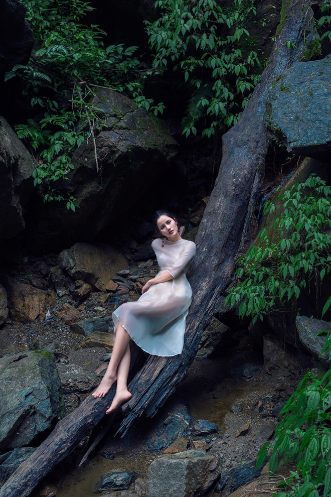 Phái đẹp khoe trọn đường cong nóng bỏng với thiết kế của Trần Hùng ảnh 26